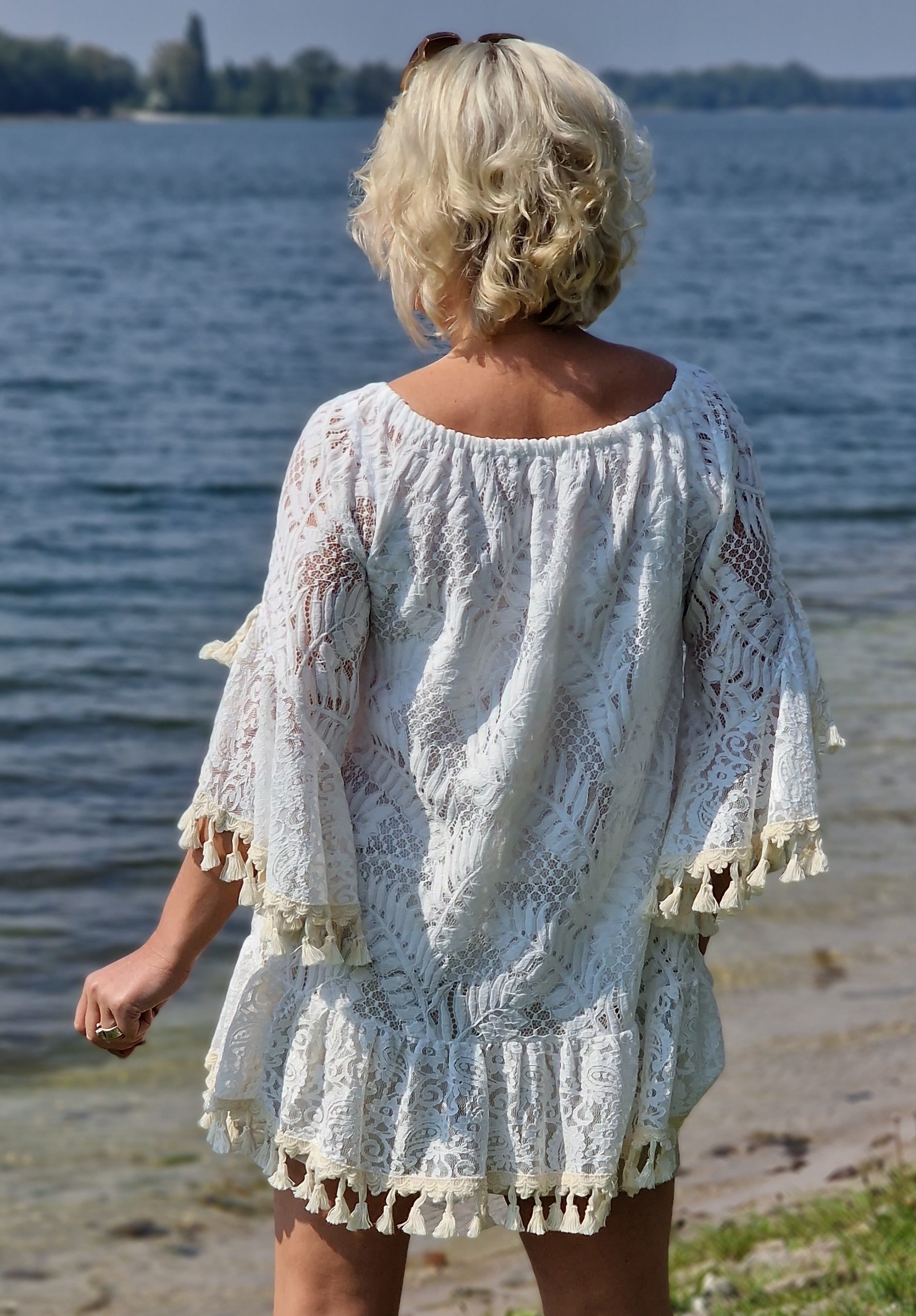 Midi Hippi Sommertunika – weiche Spitzen-Tunika im Boho Style – Strandkleid– leichte Ibiza Look Kleid in Altweiss 