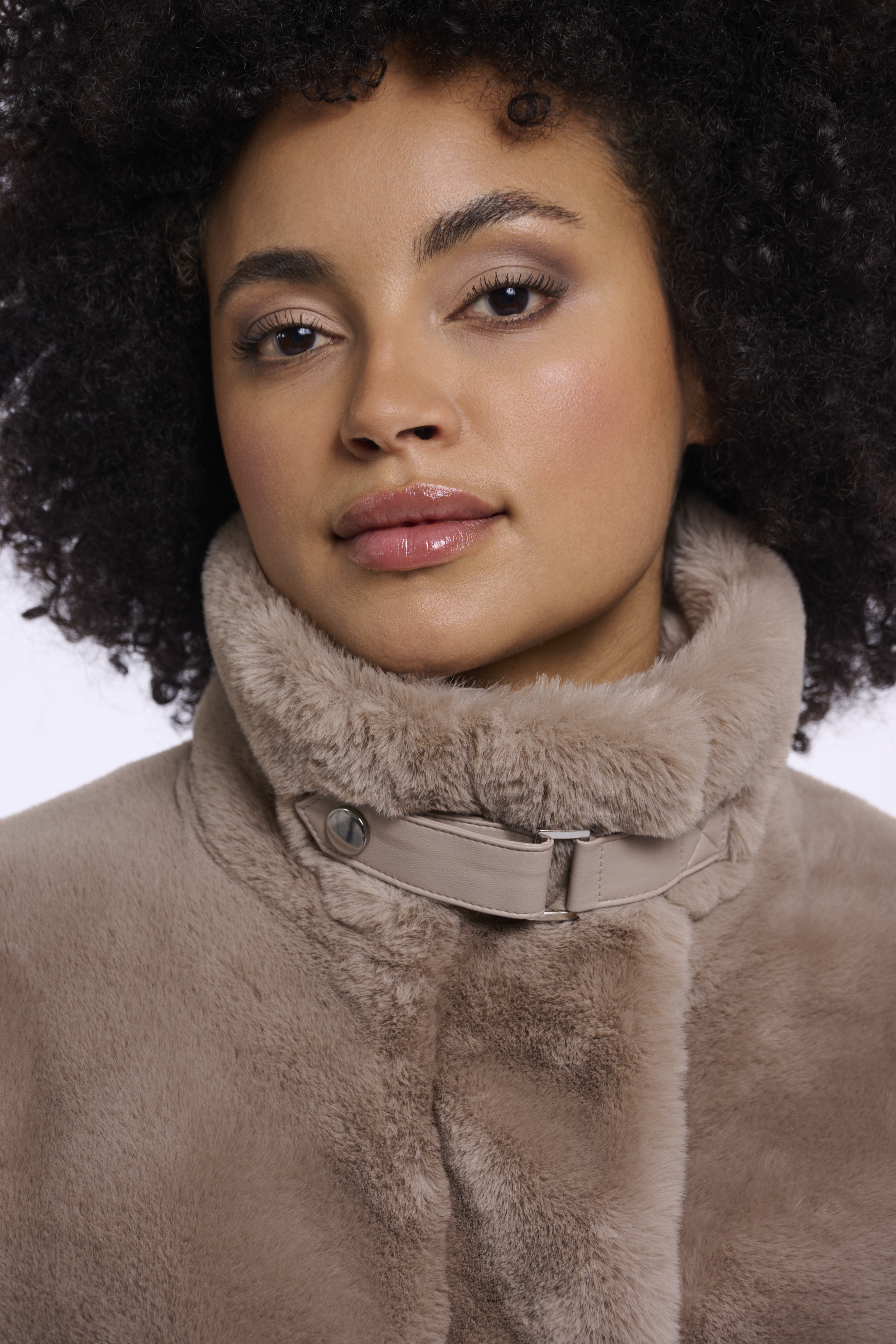 RINO & PELLE "AMBRA Mocha latte Short faux Jacket" – Kunstfell – Damenjacke – Wintermantel – Winterjacke Taupe