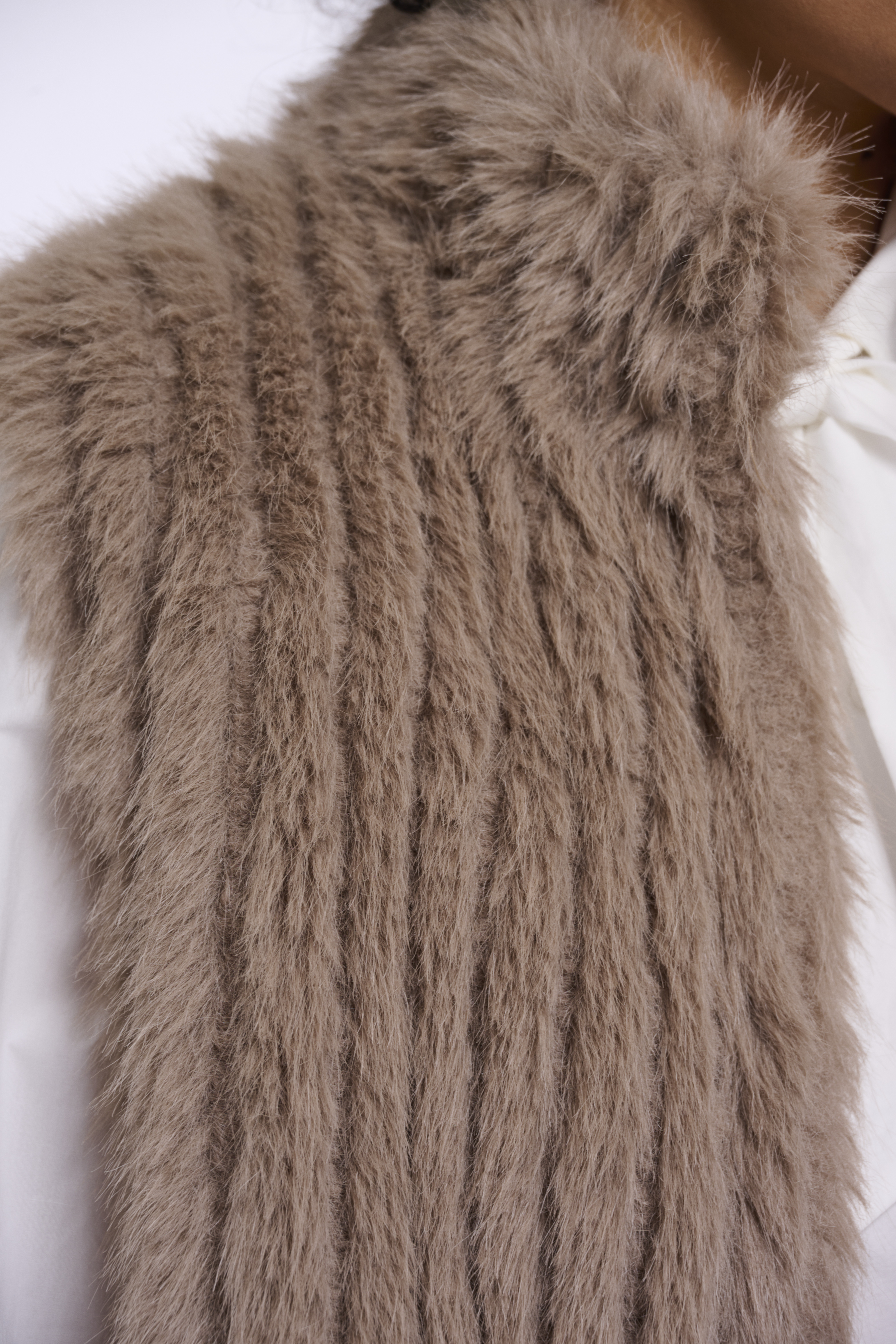 RINO & PELLE Weste "DAVA Waistcoat with closure Mocha Latte" – Kunstfell – Damenjacke – Fellweste Taupe  
