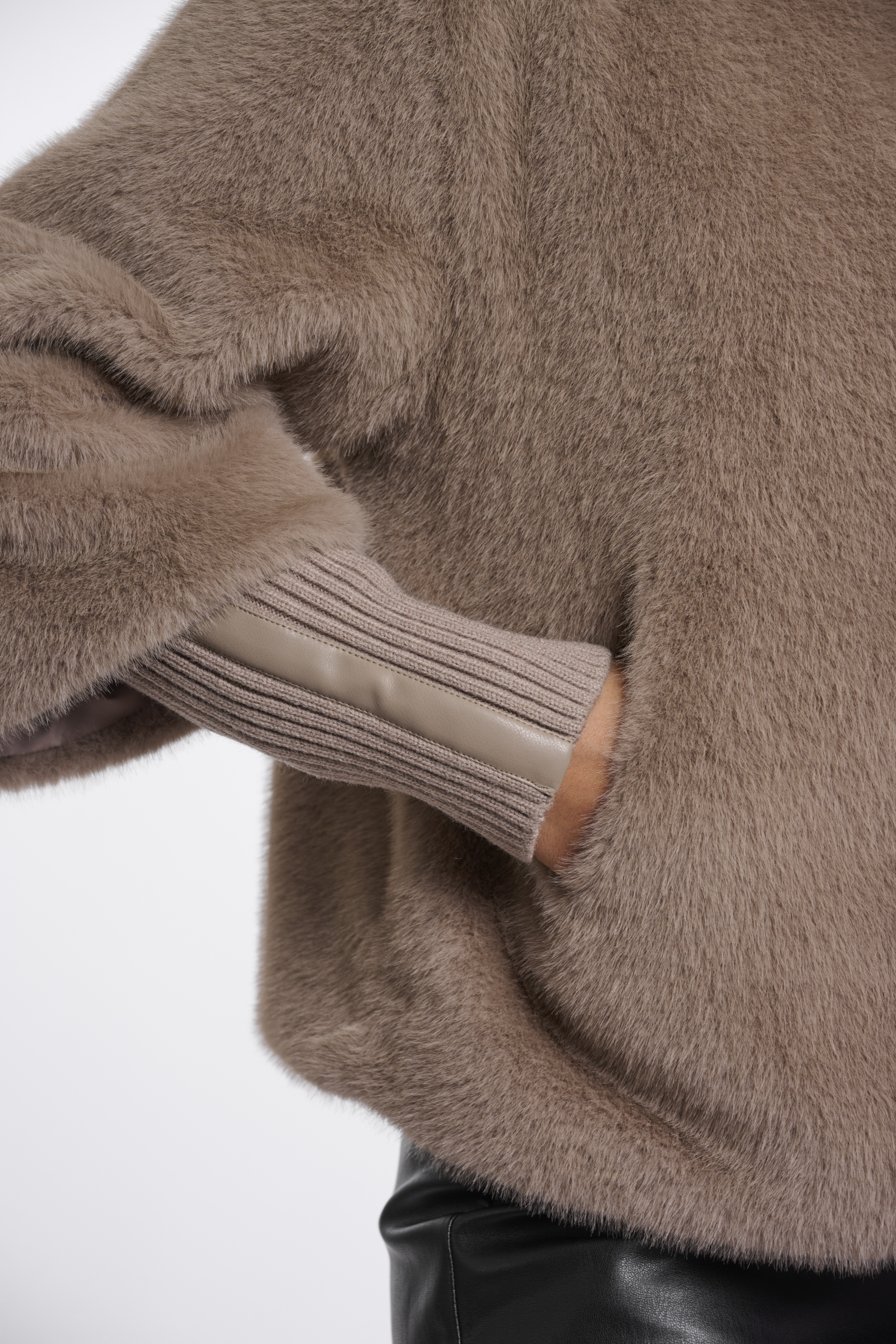 RINO & PELLE Winterjacke "NESRIN Mocha latte Jacket with rib cuffs" – Kunstfell – Damenjacke – Wintermantel  Taupe 