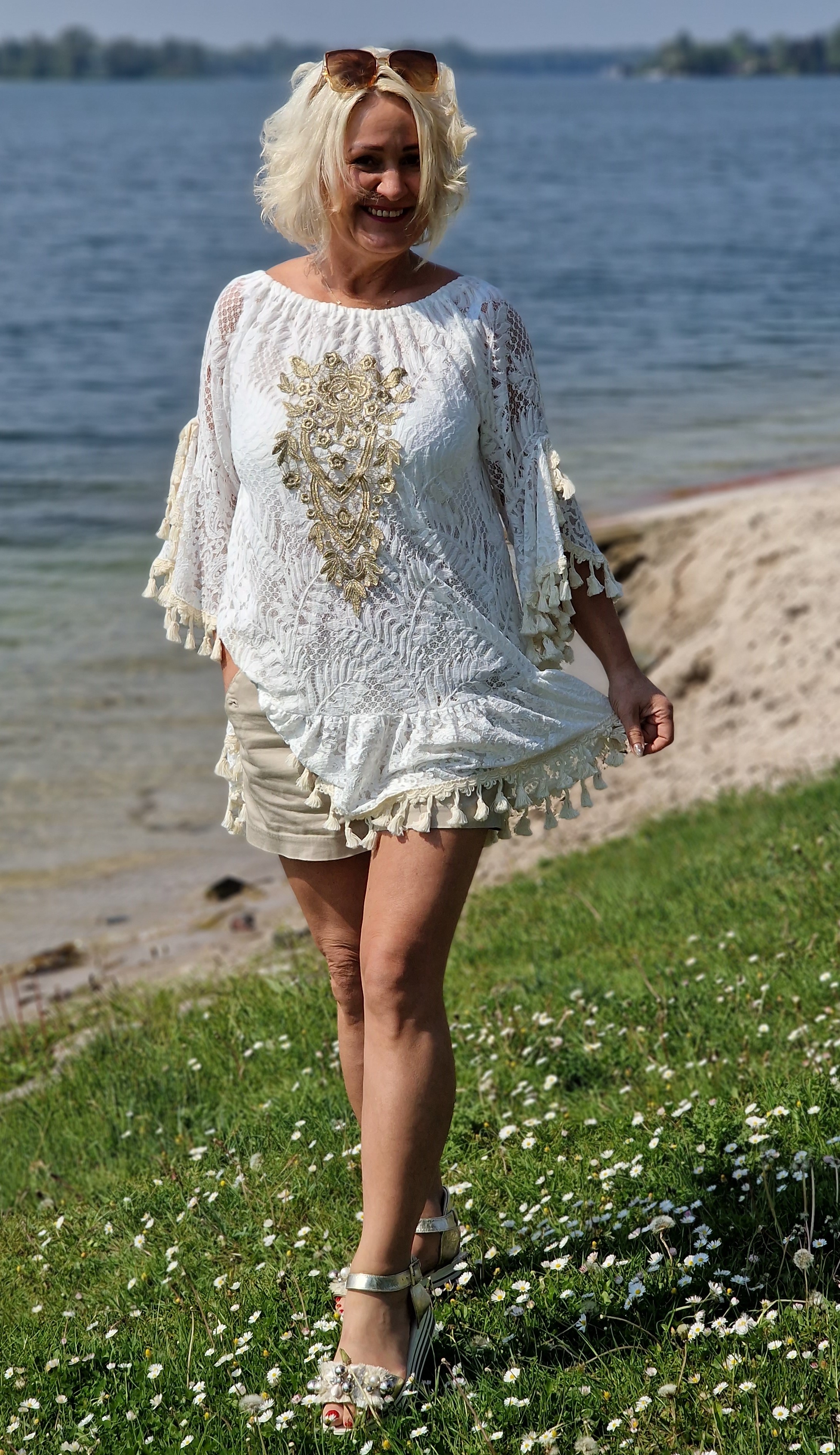 Midi Hippi Sommertunika – weiche Spitzen-Tunika im Boho Style – Strandkleid– leichte Ibiza Look Kleid in Altweiss 