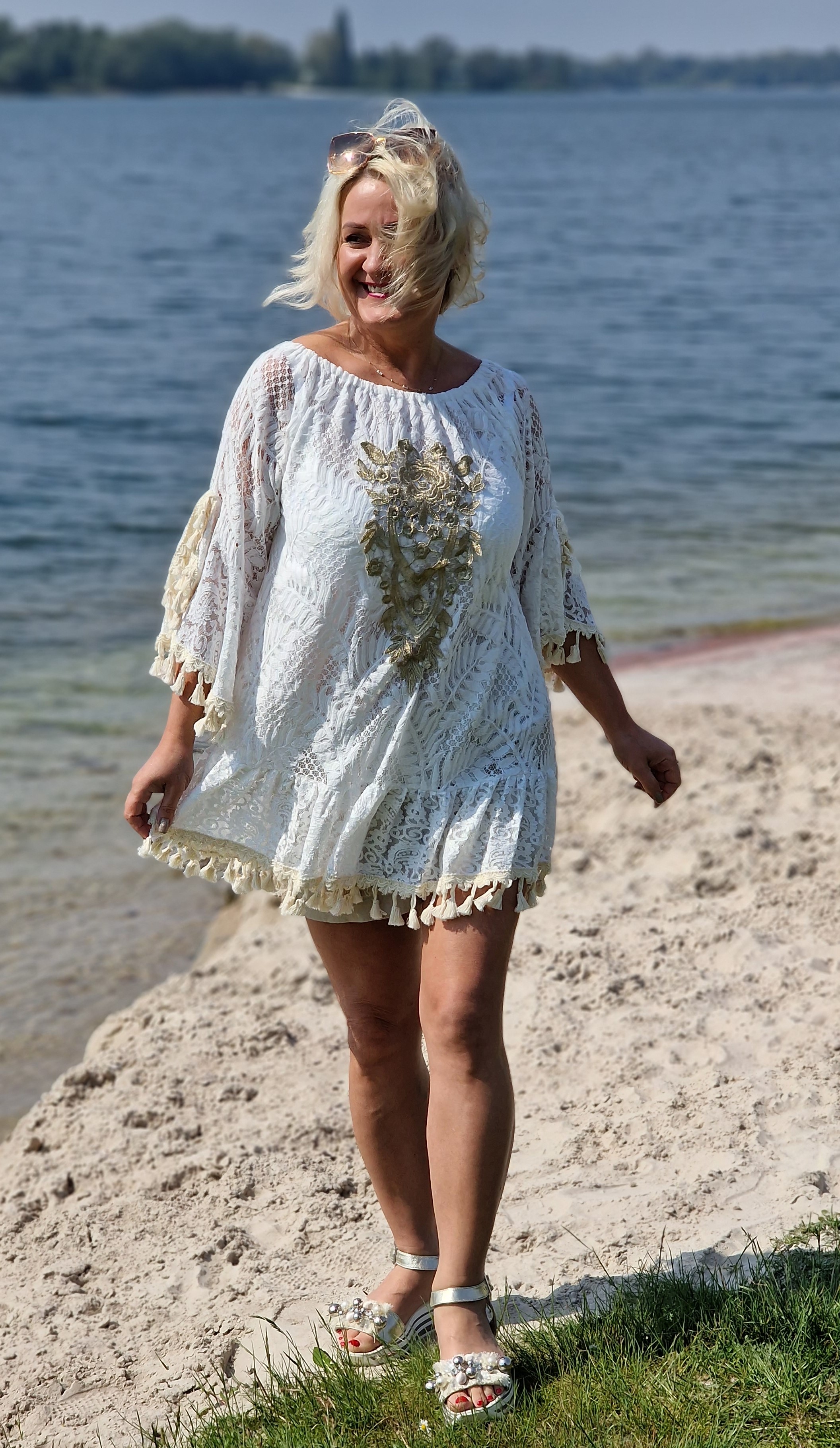 Midi Hippi Sommertunika – weiche Spitzen-Tunika im Boho Style – Strandkleid– leichte Ibiza Look Kleid in Altweiss 